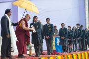 Его Святейшество Далай-лама вручает ученикам англо-ведической школы им. Даянанда награды за успехи в учебе. Газиабад, штат Уттар-Прадеш, Индия. 27 января 2015 г. Фото: Тензин Чойджор (офис ЕСДЛ)