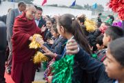 Ученики и сотрудники англо-ведической школы им. Даянанда приветствуют Его Святейшество Далай-ламу. Газиабад, штат Уттар-Прадеш, Индия. 27 января 2015 г. Фото: Тензин Чойджор (офис ЕСДЛ)