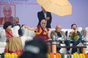Его Святейшество Далай-лама отвечает на вопросы во время лекции в англо-ведической школе им. Даянанда. Газиабад, штат Уттар-Прадеш, Индия. 27 января 2015 г. Фото: Тензин Чойджор (офис ЕСДЛ)