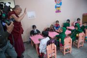 Его Святейшество Далай-лама здоровается с детьми в детском саду при англо-ведической школе им. Даянанда. Газиабад, штат Уттар-Прадеш, Индия. 27 января 2015 г. Фото: Тензин Чойджор (офис ЕСДЛ)