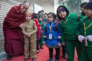 Его Святейшество Далай-лама фотографируется на память с маленьким воспитанником детского сада при англо-ведической школе им. Даянанда. Газиабад, штат Уттар-Прадеш, Индия. 27 января 2015 г. Фото: Тензин Чойджор (офис ЕСДЛ)