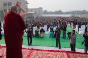 Его Святейшество Далай-лама приветствует учеников и сотрудников англо-ведической школы им. Даянанда перед началом своей лекции. Газиабад, штат Уттар-Прадеш, Индия. 27 января 2015 г. Фото: Тензин Чойджор (офис ЕСДЛ)