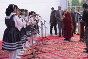 Его Святейшество Далай-лама благодарит учеников англо-ведической школы им. Даянанда, чье выступление предварило его лекцию. Газиабад, штат Уттар-Прадеш, Индия. 27 января 2015 г. Фото: Тензин Чойджор (офис ЕСДЛ)