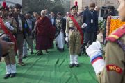 Его Святейшество Далай-лама входит в женский колледж Калинди делийского университета. Нью-Дели, Индия. 28 января 2015 г. Фото: Тензин Чойджор (офис ЕСДЛ)