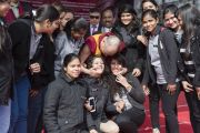 Его Святейшество Далай-лама с членами студенческого совета женского колледжа Калинди после лекции "Сострадание и образование". Нью-Дели, Индия. 28 января 2015 г. Фото: Тензин Чойджор (офис ЕСДЛ)