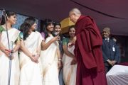 Его Святейшество Далай-лама здоровается со студентками женского колледжа Калинди, которые спели песню в его честь. Нью-Дели, Индия. 28 января 2015 г. Фото: Тензин Чойджор (офис ЕСДЛ)