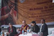 Его Святейшество Далай-лама отвечает на вопросы слушателей во время лекции "Сострадание и образование" в женском колледже Калинди в делийском университете. Нью-Дели, Индия. 28 января 2015 г. Фото: Тензин Чойджор (офис ЕСДЛ)