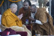 Его Святейшество Далай-лама беседует с местными буддийскими монахами во время молебна у ступы в Санкисе. Штат Уттар-Прадеш, Индия. 30 января 2015 г. Фото: Тензин Чойджор (офис ЕСДЛ)