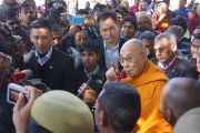 Его Святейшество Далай-лама отвечает на вопросы журналистов возле ступы в Санкисе по окончании молебна. Штат Уттар-Прадеш, Индия. 30 января 2015 г. Фото: Тензин Чойджор (офис ЕСДЛ)