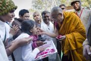 Его Святейшество Далай-ламу приветствуют у ступы в Санкисе. Штат Уттар-Прадеш, Индия. 30 января 2015 г. Фото: Тензин Чойджор (офис ЕСДЛ)