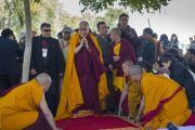 Его Святейшество Далай-лама готовится совершить простирания у ступы в Санкисе. Штат Уттар-Прадеш, Индия. 30 января 2015 г. Фото: Тензин Чойджор (офис ЕСДЛ)