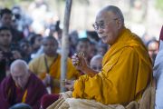 Его Святейшество Далай-лама читает молитвы у ступы в Санкисе. Штат Уттар-Прадеш, Индия. 30 января 2015 г. Фото: Тензин Чойджор (офис ЕСДЛ)