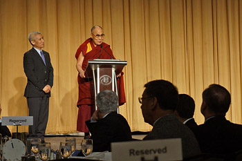 Далай-лама принял участие в международном торжественном обеде, проходящем в рамках ежегодного Национального молитвенного завтрака