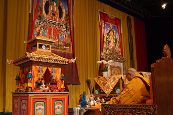 В Базеле Далай-лама даровал посвящение Авалокитешвары и прочел публичную лекцию