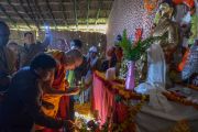 Его Святейшество Далай-лама зажигает светильник перед новой статуей в Молодежном буддийском обществе. Санкиса, штат Уттар-Прадеш, Индия. 31 января 2015 г. Фото: Тензин Чойджор (офис ЕСДЛ)