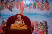 Его Святейшество Далай-лама читает «Дхаммападу» во время учений в Молодежном буддийском обществе. Санкиса, штат Уттар-Прадеш, Индия. 31 января 2015 г. Фото: Тензин Чойджор (офис ЕСДЛ)