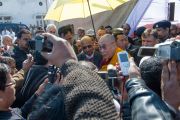 Его Святейшество Далай-лама отвечает на вопросы журналистов во время обеденного перерыва на учениях в Молодежном буддийском обществе. Санкиса, штат Уттар-Прадеш, Индия. 31 января 2015 г. Фото: Тензин Чойджор (офис ЕСДЛ)
