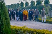 Его Святейшество Далай-лама направляется к буддийской часовне, расположенной неподалеку от его гостиницы. Санкиса, штат Уттар-Прадеш, Индия. 31 января 2015 г. Фото: Тензин Чойджор (офис ЕСДЛ)