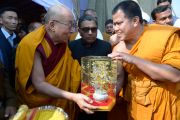 Монах из Таиланда вручает подарок Его Святейшеству Далай-ламе по окончании учений в Молодежном буддийском обществе. Санкиса, штат Уттар-Прадеш, Индия. 1 февраля 2015 г. Фото: Тензин Чойджор (офис ЕСДЛ)