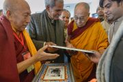 Его Святейшеству Далай-лама подносят в дар фотографии его первого визита в Санкису в 1960-м году. Санкиса, штат Уттар-Прадеш, Индия. 1 февраля 2015 г. Фото: Тензин Чойджор (офис ЕСДЛ)
