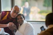 Его Святейшество Далай-лама фотографируется на память с одним из членов Молодежного буддийского общества, организовавшего его трехдневный визит в Санкису. Санкиса, штат Уттар-Прадеш, Индия. 1 февраля 2015 г. Фото: Тензин Чойджор (офис ЕСДЛ)