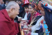 Тибетцы приветствуют Его Святейшество Далай-лама у входа в гостиницу в начале его трехдневного визита в американскую столицу. Вашингтон, округ Колумбия, США. 3 февраля 2015 г. Фото: Джереми Рассел (офис ЕСДЛ)