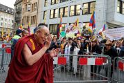 Его Святейшество Далай-лама приветствует тибетцев и своих поклонников, собравшихся у гостиницы. Базель, Швейцария. 6 февраля 2015 г. Фото: Оливье Адам.