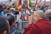 У входа в гостиницу в Базеле Его Святейшество Далай-ламу приветствовали более тысячи человек. Базель, Швейцария. 6 февраля 2015 г. Фото: Оливье Адам.