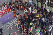 Тибетцы исполняют национальные песни и танцы в честь Его Святейшества Далай-ламы на улице возле его гостиницы. Базель, Швейцария. 6 февраля 2015 г. Фото: Оливье Адам.