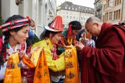 Тибетцы встречают Его Святейшество Далай-ламу у гостиницы в Базеле традиционным подношением. Базель, Швейцария. 6 февраля 2015 г. Фото: Оливье Адам.