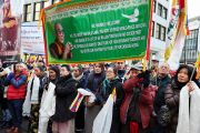 Более тысячи тибетцев собрались у входа в гостиницу, чтобы приветствовать Его Святейшество Далай-ламу. Базель, Швейцария. 6 февраля 2015 г. Фото: Оливье Адам.