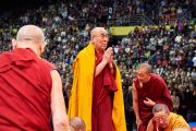 Его Святейшество Далай-лама совершает простирания перед образом Будды в начале учений. Базель, Швейцария. 7 февраля 2015 г. Фото: Оливье Адам.