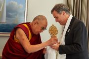 Его Святейшество Далай-лама вручает подарок президенту кантона Базель-штадт Ги Морину во время обеда с членами правительства кантона. Базель, Швейцария. 7 февраля 2015 г. Фото: Оливье Адам.