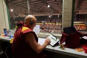 Матье Рикар переводит учений Его Святейшества Далай-ламы на французский язык. Базель, Швейцария. 7 февраля 2015 г. Фото: Оливье Адам.