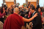 Его Святейшество Далай-лама здоровается с журналистами перед началом пресс-конференции. Базель, Швейцария. 7 февраля 2015 г. Фото: Джереми Рассел (офис ЕСДЛ).