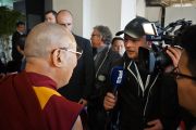 Его Святейшество Далай-лама отвечает на вопросы журналистов после перерыва на обед на арене Св. Иакова. Базель, Швейцария. 7 февраля 2015 г. Фото: Оливье Адам.