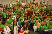 Его Святейшество Далай-лама фотографируется на память с волонтерами, помогавшими организовать и провести его визит. Базель, Швейцария. 8 февраля 2015 г. Фото: Оливье Адам.