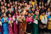 Дети исполняют песню по окончании лекции Его Святейшества Далай-ламы. Базель, Швейцария. 8 февраля 2015 г. Фото: Оливье Адам.