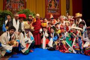 Его Святейшество Далай-лама с тибетскими музыкантами и певцами, выступавшими перед началом его публичной лекции. Базель, Швейцария. 8 февраля 2015 г. Фото: Оливье Адам.