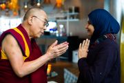 Его Святейшество Далай-лама и Аят Аль-Курмези из Бахрейна, получившая в этом году премию мира на международном студенческом фестивале в Тронхейме. Тронхейм, Норвегия. 9 февраля 2015 г. Фото: foto.samfundet.no.