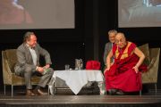 Его Святейшество Далай-лама отвечает на вопросы после своей лекции на международном студенческом фестивале в Тронхейме. Тронхейм, Норвегия. 9 февраля 2015 г. Фото: foto.samfundet.no.