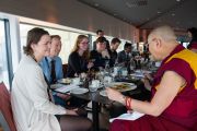Его Святейшество Далай-лама обедает со студентами, участвующими в международном студенческом фестивале. Тронхейм, Норвегия. 9 февраля 2015 г. Фото: foto.samfundet.no.