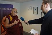 Его Святейшество Далай-лама отвечает на вопросы датского журналиста. Копенгаген, Дания. 10 февраля 2015 г. Фото: Джереми Рассел (офис ЕСДЛ).