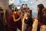 Его Святейшество Далай-лама прощается со своими почитателями, покидая гостиницу в Тронхейме, чтобы отправиться в Копенгаген. Тронхейм, Норвегия. 10 февраля 2015 г. Фото: Джереми Рассел (офис ЕСДЛ).