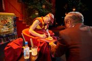 Его Святейшество Далай-лама раздает автографы после лекции в конференц-центре "Белла". Дания, Копенгаген. 11 февраля 2015 г. Фото: Оливье Адам.