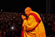 Его Святейшество Далай-лама приветствует публику, собравшуюся в зале конференц-центра "Белла" перед началом учений по сочинению геше Лангри Тангпы "Восемь строф о преобразовании ума". Копенгаген, Дания. 12 февраля 2015 г. Фото: Оливье Адам.