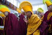 Старшие монахи ожидают прибытия Его Святейшества Далай-ламы в храм, где будет проходить молебен о его долголетии. Дхарамсала, Индия. 24 февраля 2015 г. Фото: Тензин Чойджор (офис ЕСДЛ)
