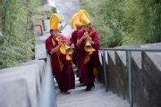 Монахи игрой на традиционных инструментах возвещают прибытие Его Святейшества Далай-ламы в храм, где будет проходить молебен о его долголетии. Дхарамсала, Индия. 24 февраля 2015 г. Фото: Тензин Чойджор (офис ЕСДЛ)