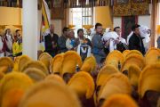 Бывшие члены монастыря Намгьял ждут своей очереди совершить подношения Его Святейшеству Далай-ламе во время молебна о его долголетии. Дхарамсала, Индия. 24 февраля 2015 г. Фото: Тензин Чойджор (офис ЕСДЛ)