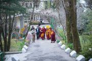 Его Святейшество Далай-лама направляется из своей резиденции в храм, где монахи монастыря Намгьял будут совершать молебен о его долголетии. Дхарамсала, Индия. 24 февраля 2015 г. Фото: Тензин Чойджор (офис ЕСДЛ)